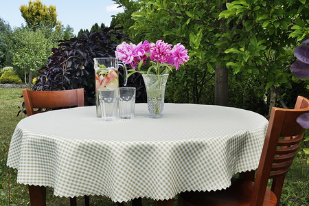 Obrus plamoodporny w kratkę zieloną o wymiarach: 110x150cm