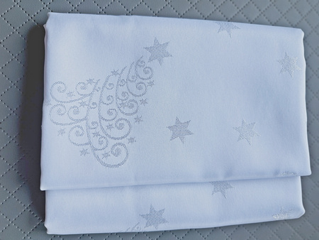  Obrus na wigilijny stół, srebrne brokatowe choinki   Wymiar: 140x180cm.