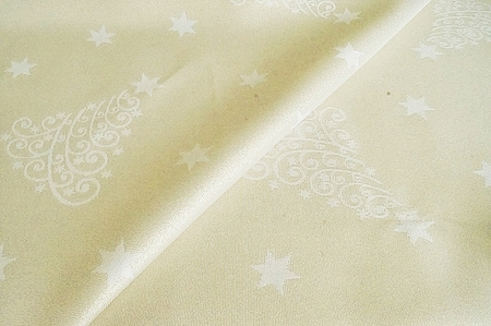 Świąteczny obrus plamoodporny to trwałość, elegancja i łatwość czyszczenia w jednym produkcie. Wymiar: 80x100cm.