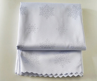 Świąteczny bieżnik plamoodporny w brokatowe srebrne gwiazdki   Wymiar: 40x100cm.