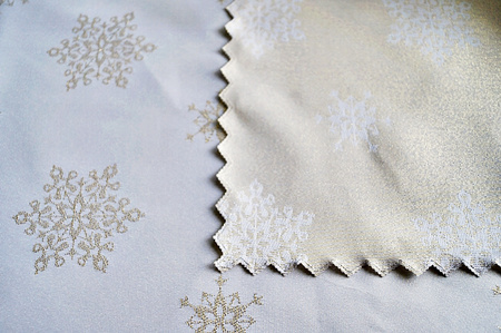 Obrus okrągły świąteczny z brokatowymi złotymi gwiazdkami – plamoodporny  Wymiar: FI140cm.