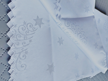  Obrus na wigilijny stół, srebrne brokatowe choinki   Wymiar: 140x180cm.